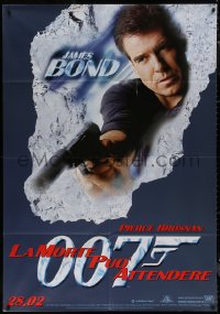 7y0552 DIE ANOTHER DAY teaser Italian 1p 2002 close up of Pierce Brosnan as James Bond pointing gun!