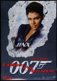 7y0553 DIE ANOTHER DAY teaser Italian 1p 2002 different close up of sexy Halle Berry as Jinx!