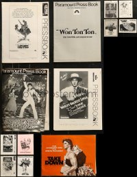 7z0622 LOT OF 25 UNCUT PRESSBOOKS 1970s advertising a variety of different movies!