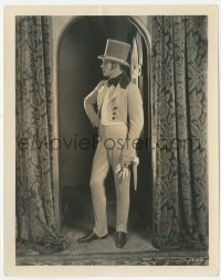8k0130 EAGLE 8x10.25 still 1925 full-length of Rudolph Valentino in suit & top hat by Nealson Smith!