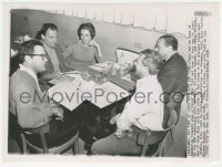 8k0135 ELIZABETH TAYLOR/MIKE TODD/MICKEY ROONEY 7.5x10 news photo 1958 at lunch with Art Cohn!
