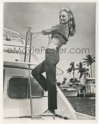 8k0150 FAYE DUNAWAY 8x10.25 still 1967 super sexy portrait with bare midriff on her holiday yacht!