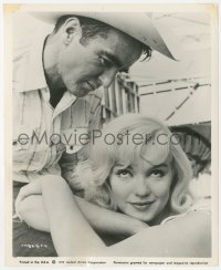 8k0291 MISFITS 8.25x10 still 1961 great c/u of Montgomery Clift looking down at sexy Marilyn Monroe!
