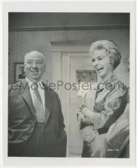 8k0345 PSYCHO candid 8x10 still R1969 Janet Leigh & Alfred Hitchcock laughing between scenes!