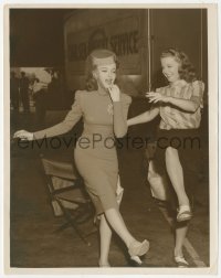 8k0437 THEY DRIVE BY NIGHT candid 8x10.25 still 1940 Ann Sheridan & Ida Lupino dancing on the set!