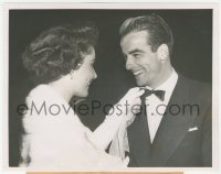8k0136 ELIZABETH TAYLOR/MONTGOMERY CLIFT 7.25x9 news photo 1949 she's adjusting his bow tie!