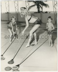 8m0261 JAYNE MANSFIELD deluxe English 9.75x12 news photo 1964 shuffleboard with her kids by Hamilton!
