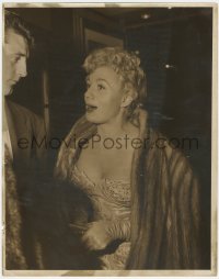 8m0292 ROBERT MITCHUM/SHELLEY WINTERS 11.25x14 news photo 1950s at celebrity event/ceremony!