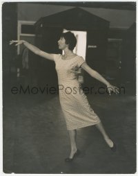 8m0301 SHIRLEY MACLAINE deluxe 10.5x13.25 still 1955 full-length dancing portrait by Bill Avery!