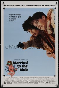 8p1040 MARRIED TO THE MOB 1sh 1988 great image of Michelle Pfeiffer with gun & Matthew Modine!