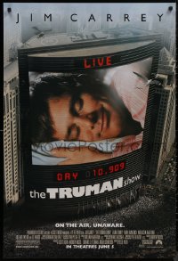 8p1265 TRUMAN SHOW advance 1sh 1998 cool image of Jim Carrey on large screen, Peter Weir!