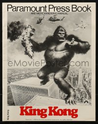 8r0581 KING KONG pressbook 1976 John Berkey art of BIG Ape on top of the Twin Towers!
