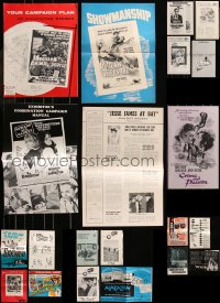 8s0077 LOT OF 21 UNCUT PRESSBOOKS 1950s-1970s advertising a variety of different movies!