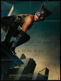 8t0796 CATWOMAN French 1p 2004 great close image of sexy hero Halle Berry in mask on rooftop!