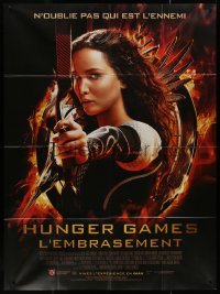 8t0952 HUNGER GAMES: CATCHING FIRE French 1p 2013 close up of Jennifer Lawrence as Katniss with bow!