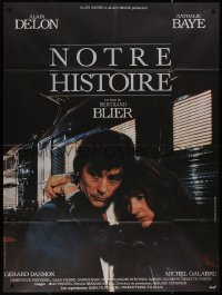 8t1074 NOTRE HISTOIRE French 1p 1984 close up of Alain Delon & Nathalie Baye hugging by train!