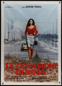 8t0522 LE OCCASIONI DI ROSA Italian 1p 1981 full-length image of sexy Marina Suma walking on street!