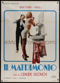 8t0538 MARRIAGE Italian 1p 1976 great image of man & wife trying to share bathroom mirror!