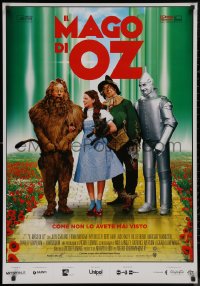 8y0801 WIZARD OF OZ Italian 1sh R2016 image of Judy Garland & co-stars on the Yellow Brick Road!