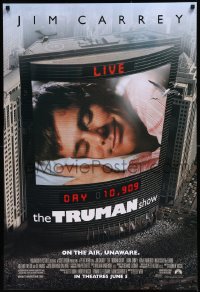 8y1310 TRUMAN SHOW advance 1sh 1998 cool image of Jim Carrey on large screen, Peter Weir!