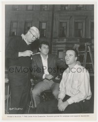 8z0062 APARTMENT candid 8x10.25 still 1960 Tony Curtis visits Billy Wilder & Jack Lemmon on set!