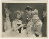8z0092 BIG CITY 8x10.25 still 1928 Betty Compson pointing at clown James Murray, Tod Browning!