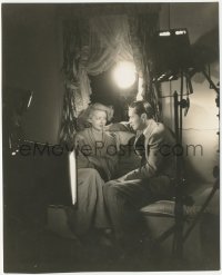 8z0188 DANGEROUS candid 7.5x9.25 still 1935 sexy Bette Davis & Franchot Tone with set lights!