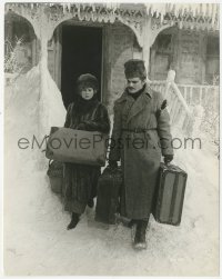 8z0204 DOCTOR ZHIVAGO 8x10.25 still 1965 Julie Christie & Omar Sharif carrying luggage, David Lean