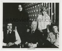 8z0231 FAMILY PLOT candid 8.25x10 still 1976 director Alfred Hitchcock in portrait w/ top stars!