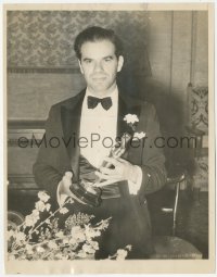 8z0246 FRANK CAPRA 7x9 news photo 1935 holding his Best Director Oscar for It Happened One Night!