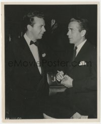 8z0301 HUMPHREY BOGART/DICK POWELL 8.25x10 still 1947 visiting while both making different movies!