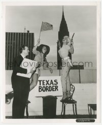 8z0325 JAYNE MANSFIELD/MILTON CANIFF 8x10 still 1956 posing w/Texas props by Empire State Building!