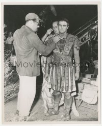 8z0338 JULIUS CAESAR candid 8.25x10 still 1953 Marlon Brando gets a costume check before scene!