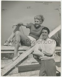 8z0394 MARIE MCDONALD/PETER LAWFORD deluxe 7.5x9.25 still 1947 relaxing on the studio lot by Beerman!