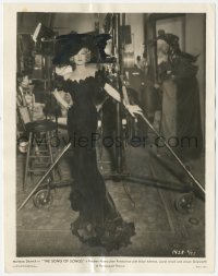 8z0537 SONG OF SONGS candid 8x10.25 still 1933 sexy Marlene Dietrich by equipment between scenes!