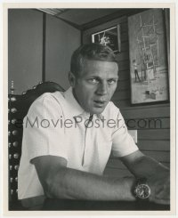 8z0542 STEVE McQUEEN 8.25x10 still 1960s great candid c/u of The King of Cool relaxing at table!