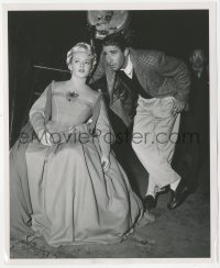 8z0570 THREE MUSKETEERS candid 8.25x10 still 1948 Peter Lawford visits Lana Turner on the set!