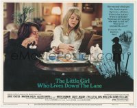 8z1174 LITTLE GIRL WHO LIVES DOWN THE LANE LC #5 1977 young Jodie Foster & Martin Sheen having tea!