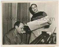 8z0284 GUYS & DOLLS 8.25x10 still 1955 Marlon Brando rehearsing Luck Be a Lady with Loesser!