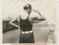 8z0496 RUDOLPH VALENTINO 6.5x8.5 news photo 1926 showing muscular development of his right arm!