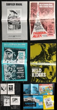 9a0522 LOT OF 24 UNCUT PRESSBOOKS 1950s-1970s advertising for a variety of different movies!