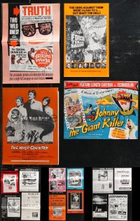9a0530 LOT OF 17 UNCUT PRESSBOOKS 1950s-1970s advertising for a variety of different movies!