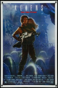 9d0454 ALIENS 1sh 1986 James Cameron sci-fi sequel, Sigourney Weaver as Ripley carrying Carrie Henn!