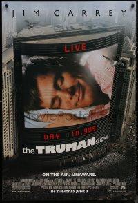 9f1178 TRUMAN SHOW advance 1sh 1998 cool image of Jim Carrey on large screen, Peter Weir!