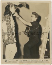 9j1289 EAST OF EDEN candid 8.25x10 still 1955 James Dean photographs girlfriend Pier Angeli!