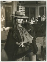 9j1334 HANNIE CAULDER deluxe 7.25x9.5 still 1972 wounded Raquel Welch drawing gun by Terry O'Neill!