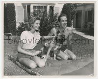 9j1345 HUMPHREY BOGART/LAUREN BACALL 8.25x10 still 1947 happy at home with their boxer Harvey!