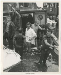 9j1355 JAWS candid 8.25x10 still 1975 Steven Spielberg, Shaw, Scheider & crew on sinking ship!