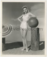 9j1377 LESLIE BROOKS 8.25x10 still 1940s full-length in swimsuit with ball at beach by Cronenweth!