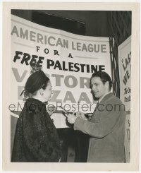 9j1394 MARLON BRANDO 8.25x10 still 1947 at rally to create a free Palestine for Jewish refugees!